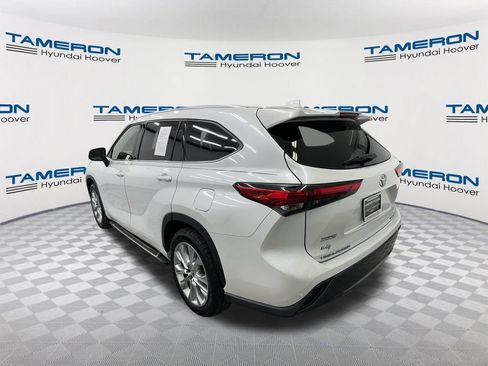 Used 2023 Toyota Highlander Limited FWD image 3
