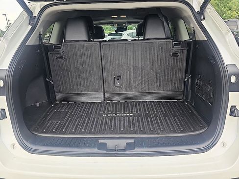 Used 2021 Toyota Highlander XLE AWD/4WD image 35