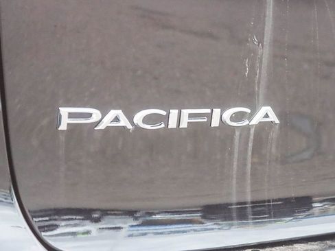Used 2024 Chrysler Pacifica Select image 9