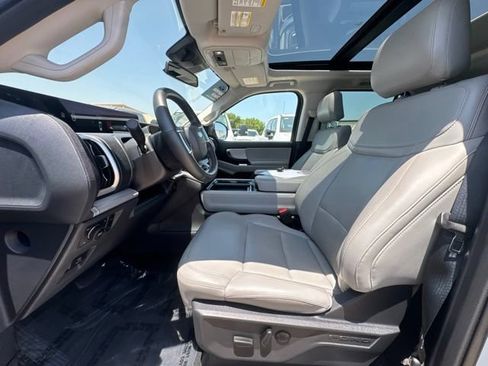 Used 2025 Ford Expedition Active AWD/4WD image 2