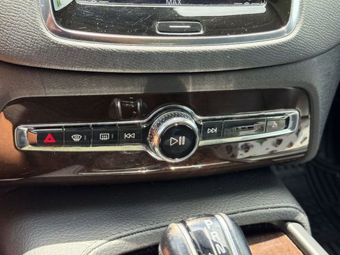 Used 2017 Volvo XC90 T5 Momentum w/ Vision Package FWD image 18