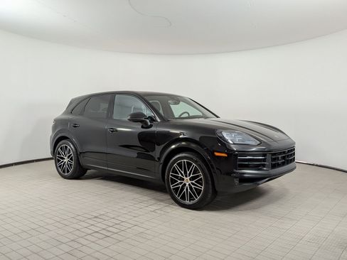 Certified 2025 Porsche Cayenne AWD/4WD image 7