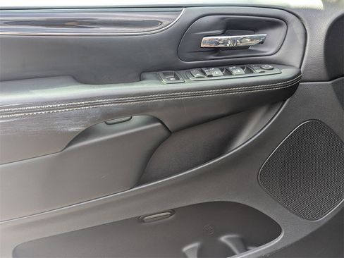 Used 2016 Dodge Grand Caravan SXT image 12