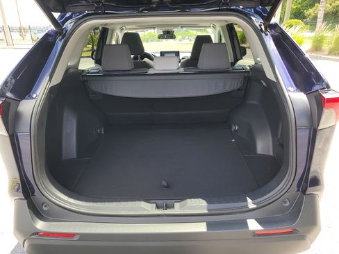 Used 2019 Toyota RAV4 XLE w/ Convenience Package FWD image 11