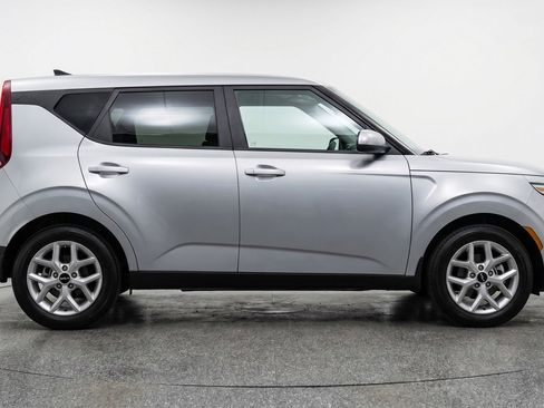 Used 2025 Kia Soul LX w/ LX Technology Package FWD image 11