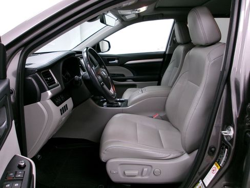 Used 2018 Toyota Highlander XLE AWD/4WD image 10
