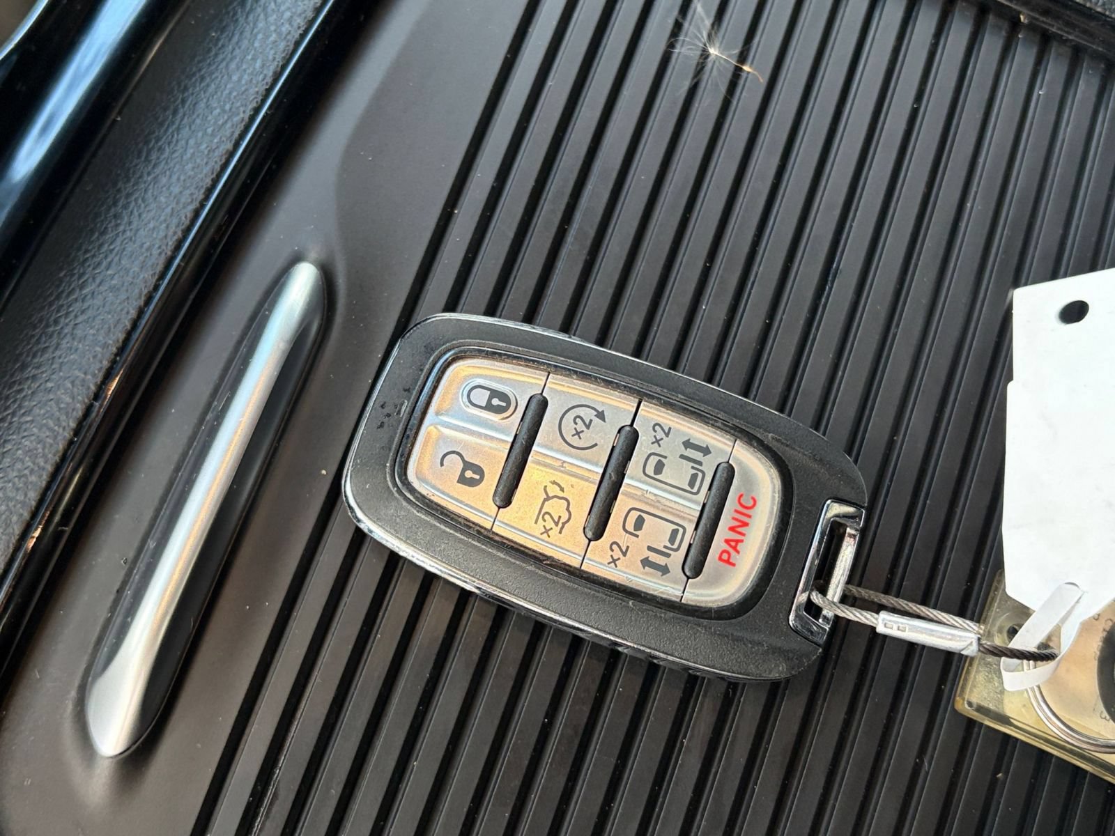Used 2025 Chrysler Pacifica Limited FWD image 28