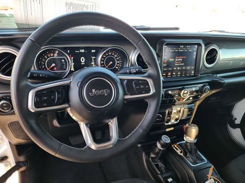 Used 2023 Jeep Gladiator Overland AWD/4WD image 2