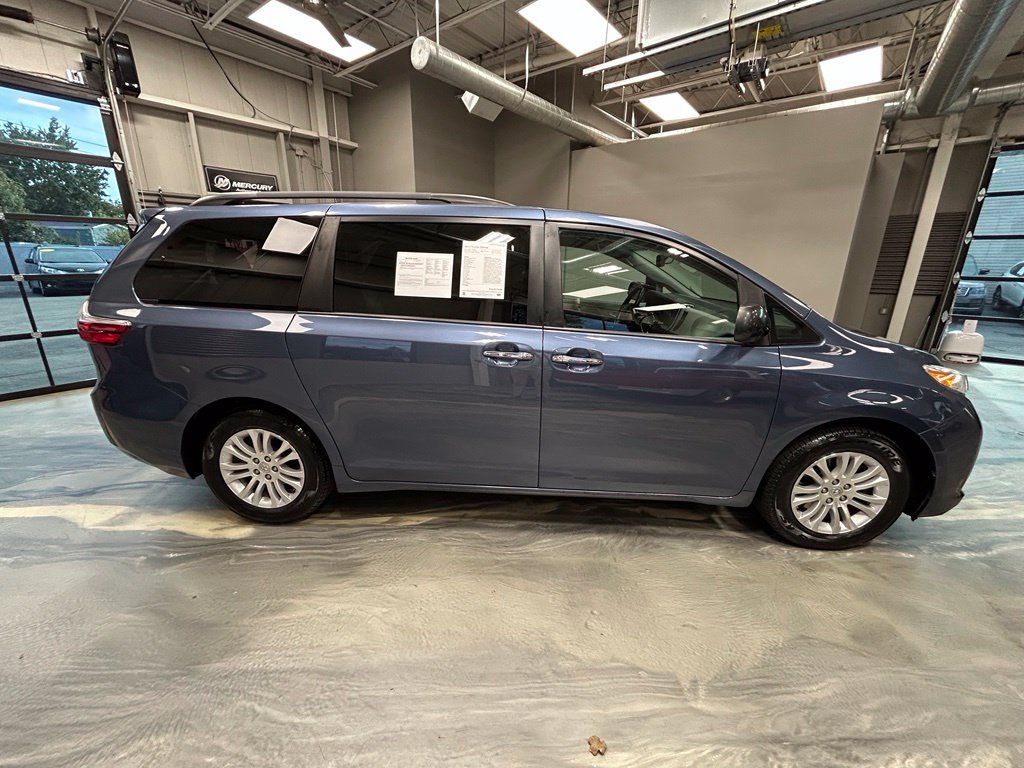 Used 2015 Toyota Sienna XLE FWD image 30
