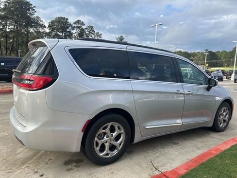 Used 2023 Chrysler Pacifica Limited image 3