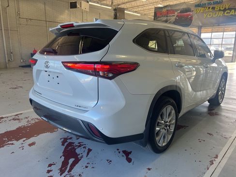 Used 2023 Toyota Highlander Limited image 4