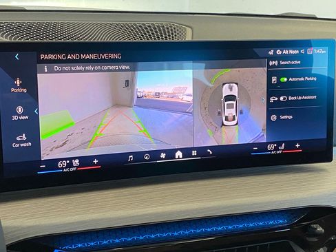 Used 2025 BMW 330i xDrive Sedan w/ Convenience Package image 24