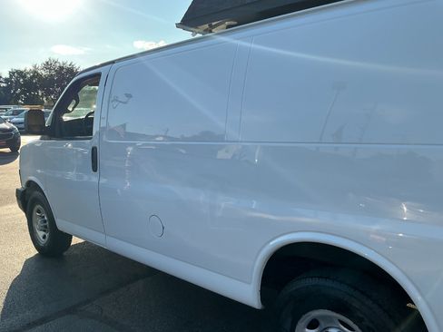 Used 2021 Chevrolet Express 3500 w/ Driver Convenience Package image 26