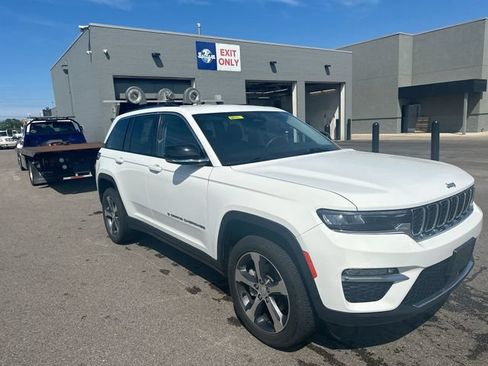 Certified 2023 Jeep Grand Cherokee Limited AWD/4WD image 11