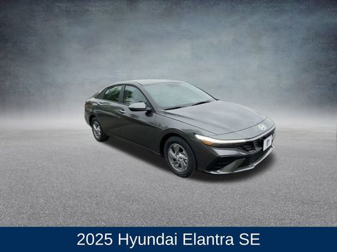 Used 2025 Hyundai Elantra SE image 3