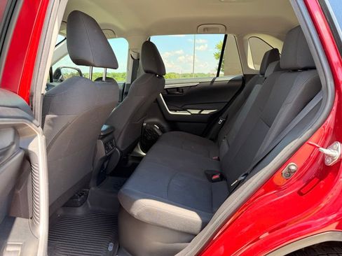 Used 2021 Toyota RAV4 LE AWD/4WD image 4