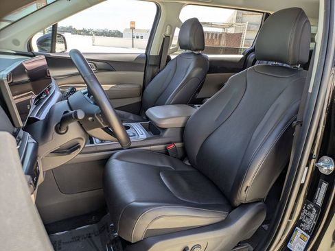 Used 2025 Kia Carnival FWD image 23