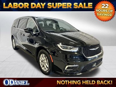Used 2025 Chrysler Pacifica Select