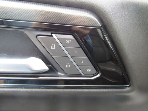 Used 2025 GMC Yukon XL AT4 w/ AT4 Premium Package AWD/4WD image 28
