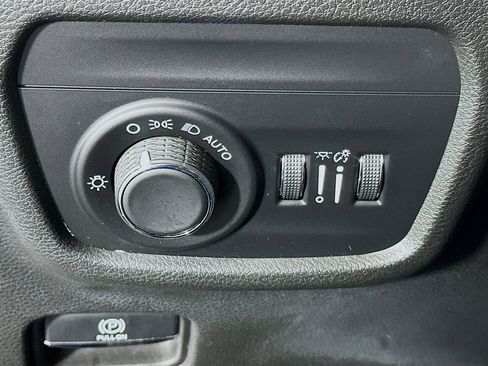 Used 2023 Jeep Grand Cherokee Laredo image 17