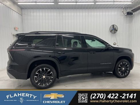 Used 2025 Chevrolet Traverse LT w/ Sun and Wheel Package FWD image 2