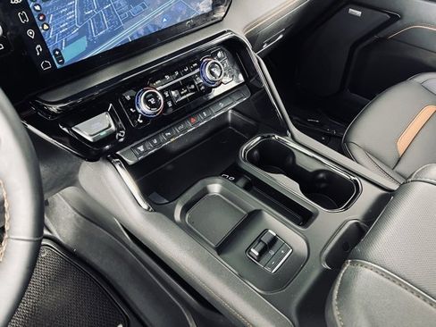 Used 2025 GMC Sierra 2500 AT4 w/ AT4 Premium Plus Package image 28