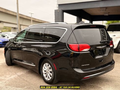 Used 2019 Chrysler Pacifica Touring-L FWD image 7