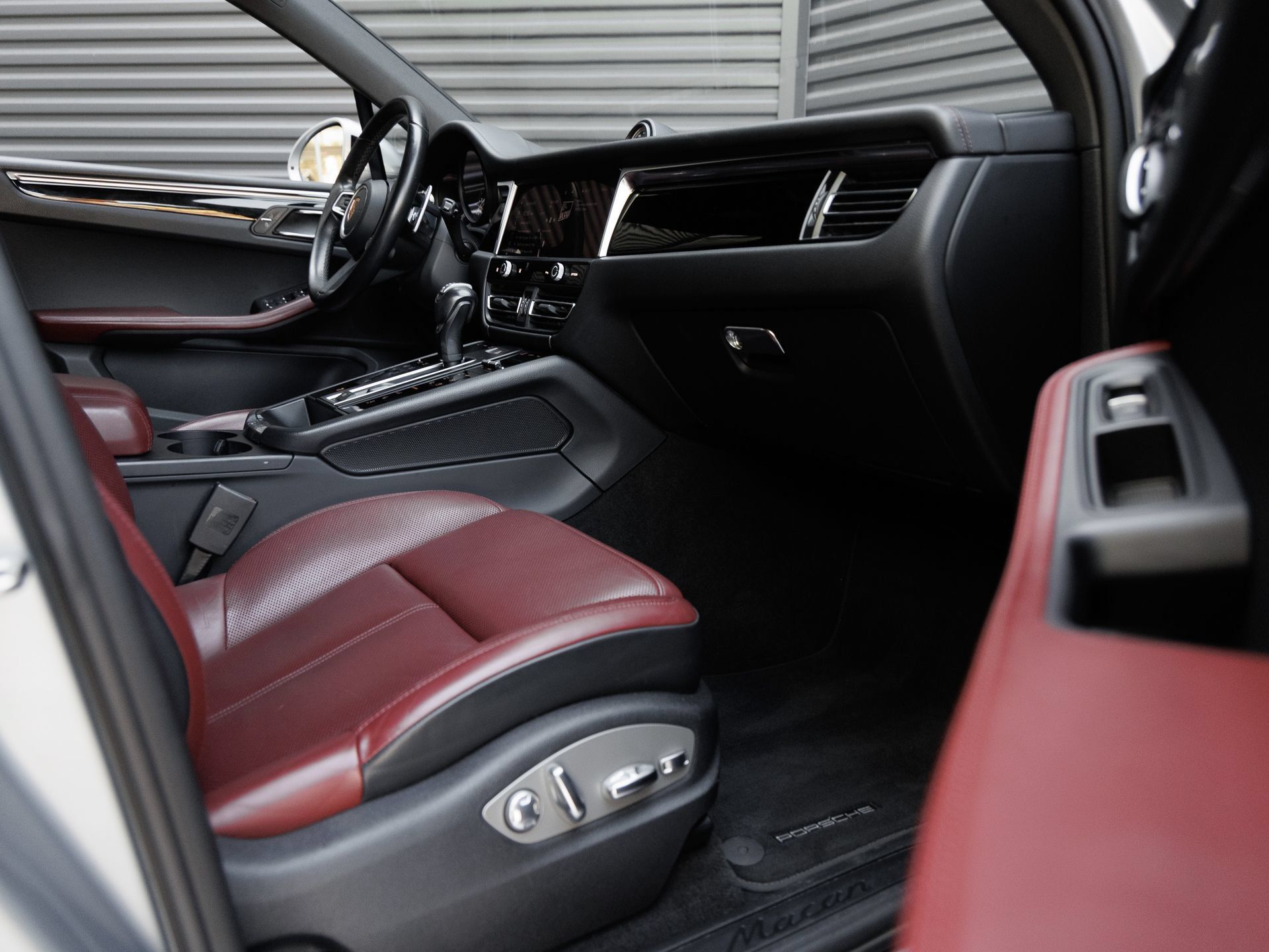 Certified 2023 Porsche Macan AWD/4WD image 35