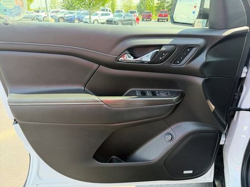 Used 2022 GMC Acadia SLT w/ Technology Package AWD/4WD image 16