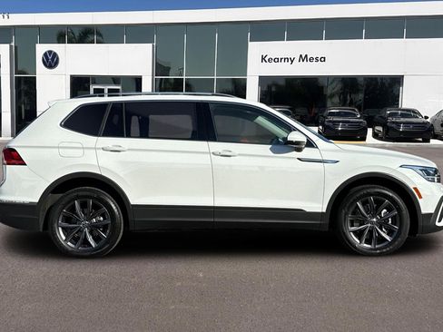 Used 2022 Volkswagen Tiguan SE w/ Panoramic Sunroof Package image 3