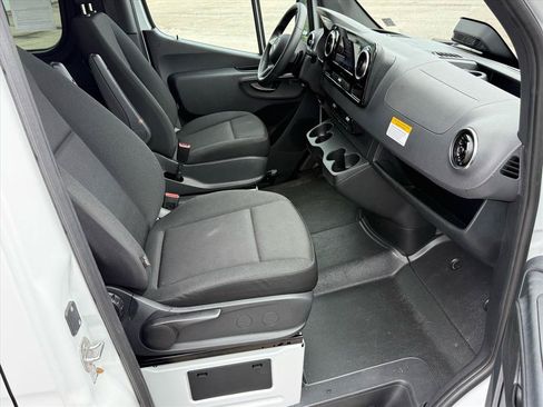 Used 2025 Mercedes-Benz Sprinter 2500 image 13