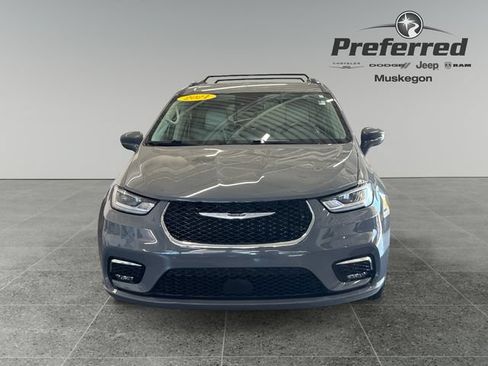Used 2021 Chrysler Pacifica Touring-L FWD image 11