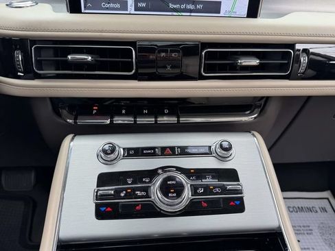 Used 2023 Lincoln Aviator AWD w/ Premium Package image 24
