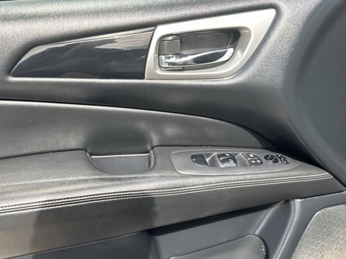 Used 2020 Nissan Pathfinder SV image 21