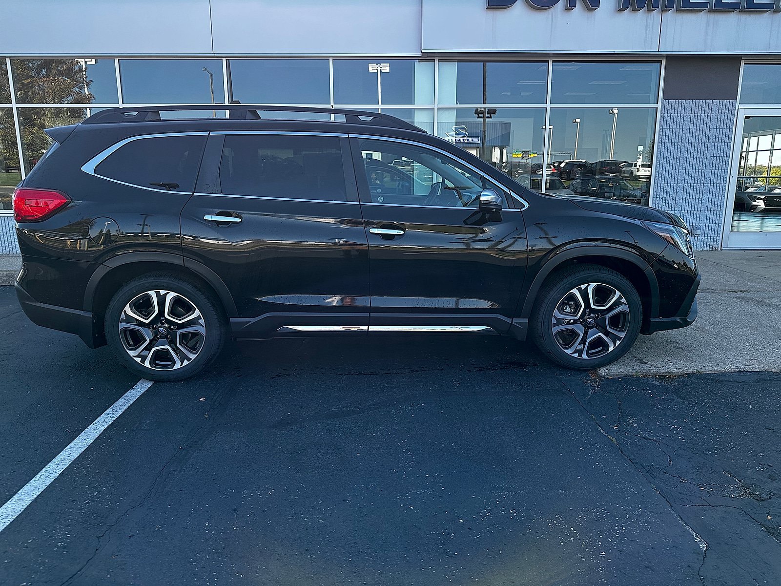 Used 2023 Subaru Ascent Touring AWD/4WD image 2
