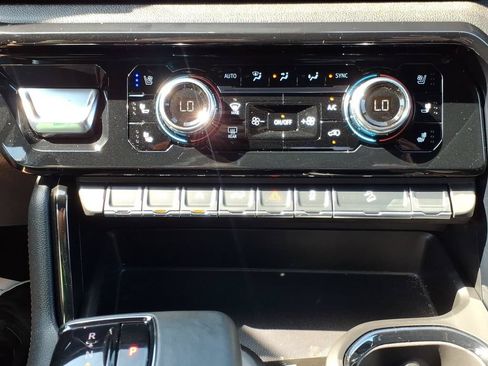 Used 2025 GMC Sierra 1500 AT4 w/ AT4 Premium Package AWD/4WD image 19