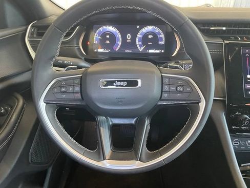 Used 2025 Jeep Grand Cherokee Laredo RWD image 13