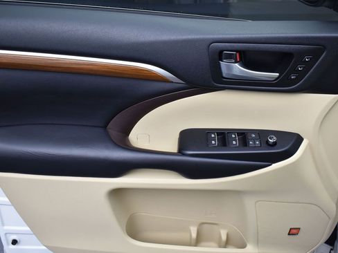 Used 2018 Toyota Highlander Limited image 12