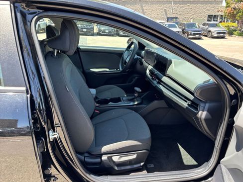 Used 2025 Kia K4 FWD image 36
