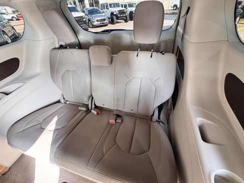 Used 2017 Chrysler Pacifica LX FWD image 13