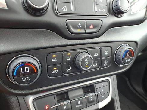 Used 2022 GMC Terrain SLT w/ Tech Package image 25