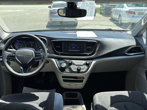 Used 2017 Chrysler Pacifica LX FWD image 11