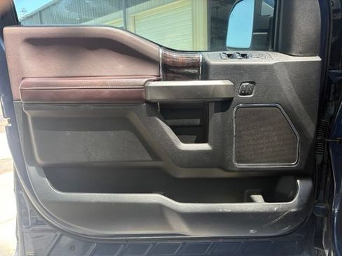 Used 2015 Ford F150 Platinum w/ Equipment Group 701A Luxury AWD/4WD image 9