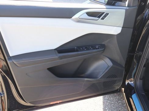 Certified 2025 Volkswagen Taos SE image 10