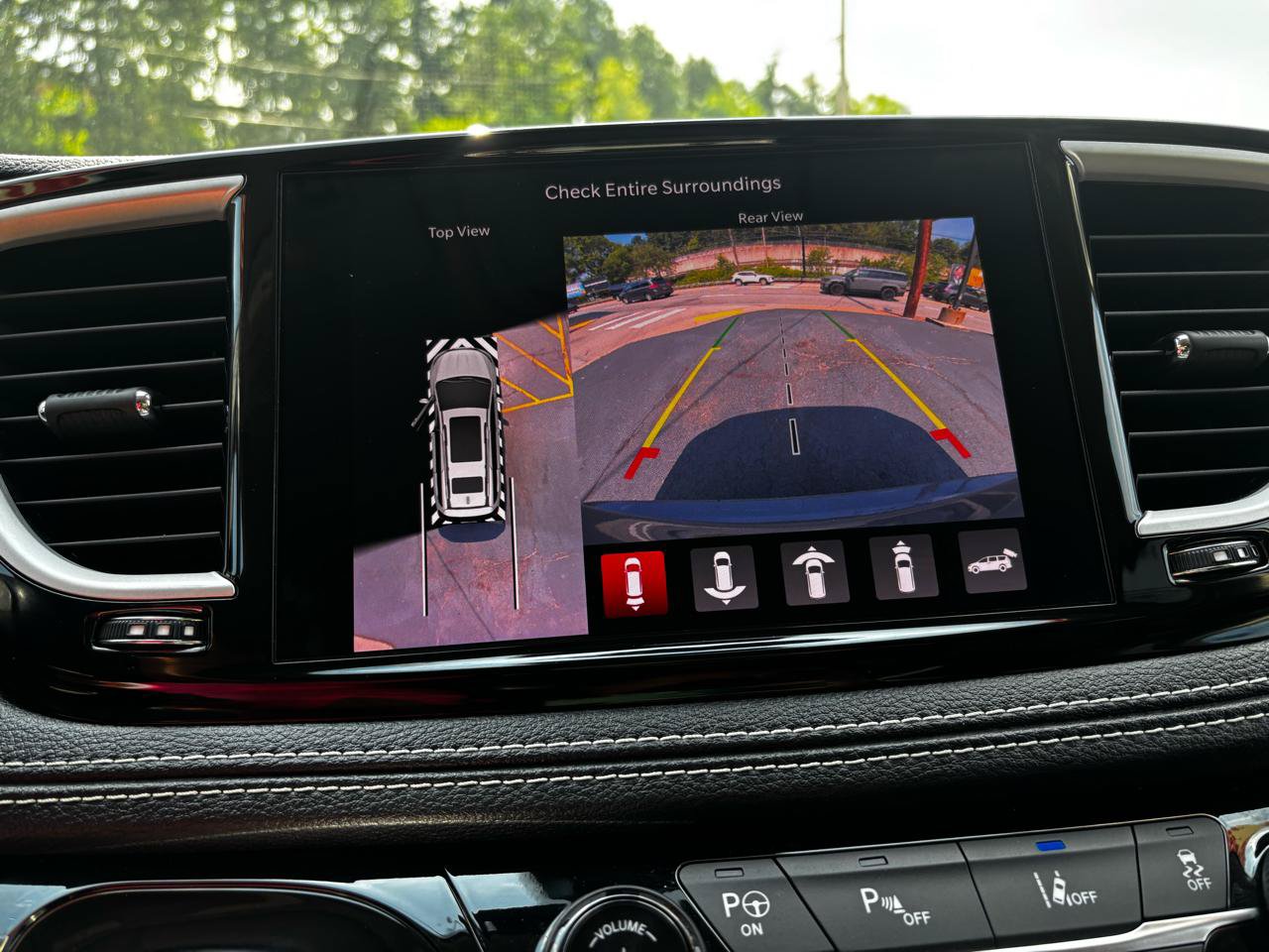 Used 2022 Chrysler Pacifica Touring-L w/ Uconnect Theater Family Group FWD image 18