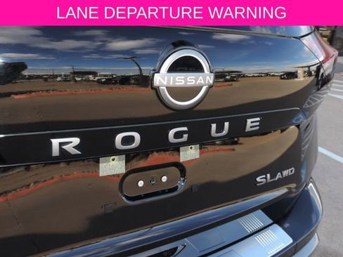 Used 2025 Nissan Rogue SL AWD/4WD image 17