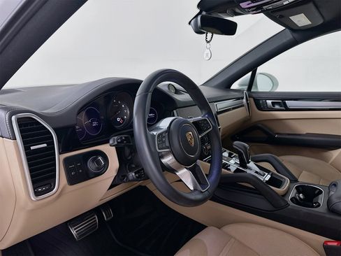Used 2023 Porsche Cayenne S image 10