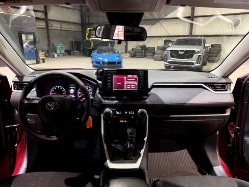 Used 2020 Toyota RAV4 LE FWD image 28