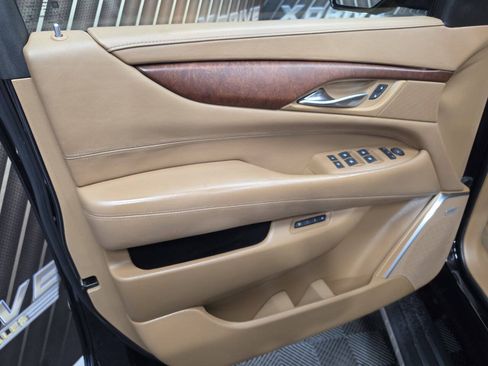 Used 2017 Cadillac Escalade Platinum RWD image 12