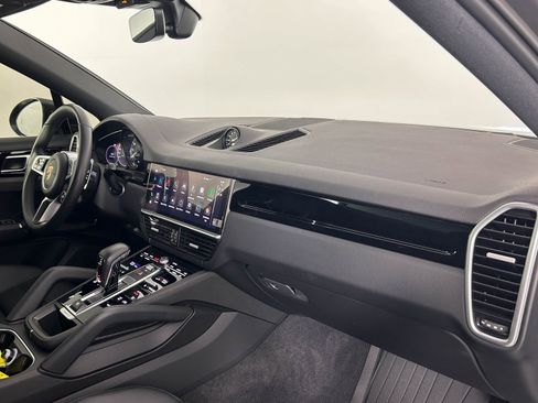 Used 2023 Porsche Cayenne Coupe image 23